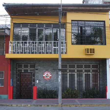Flying Dog Hostel Iquitos Exterior photo