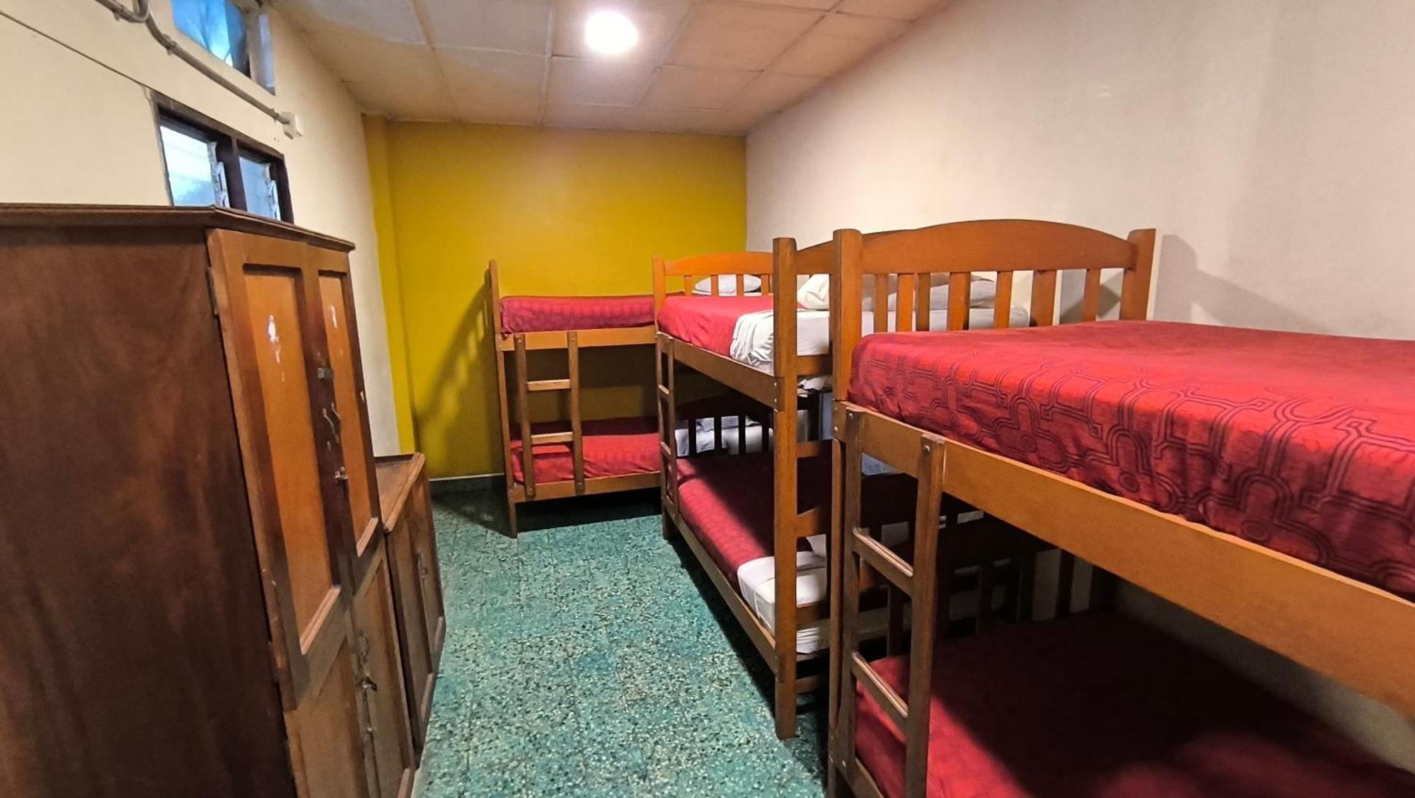 Flying Dog Hostel Iquitos Exterior photo