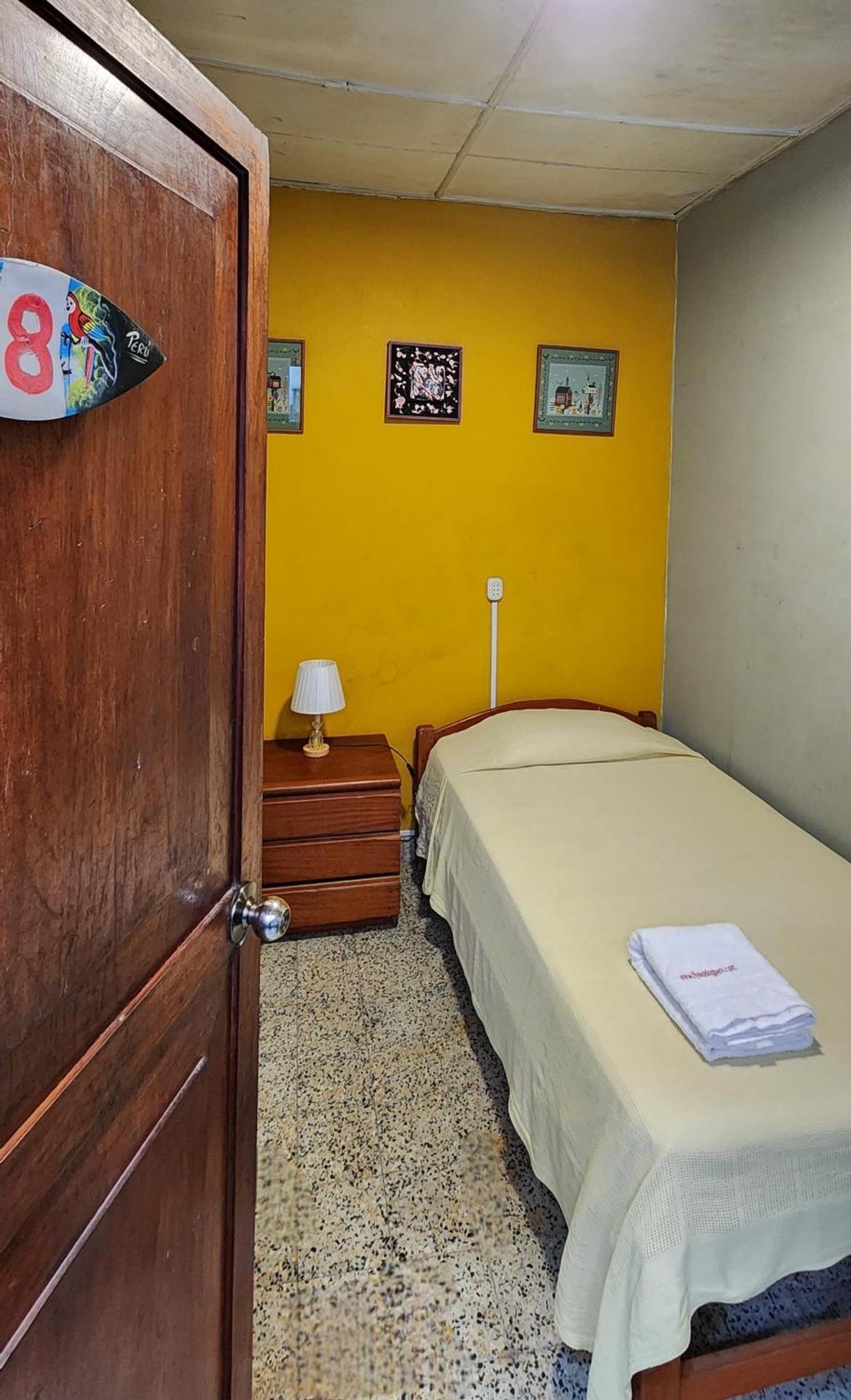 Flying Dog Hostel Iquitos Exterior photo