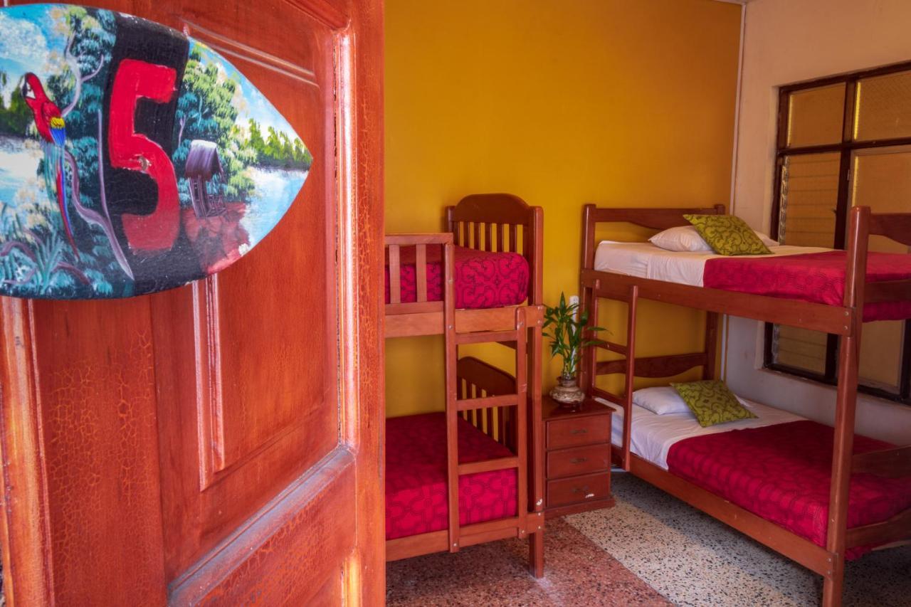Flying Dog Hostel Iquitos Exterior photo